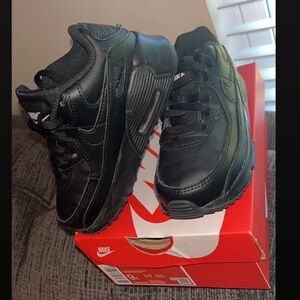 Brand new toddler Nike air max 90 LTR sneaker. Size 9C.